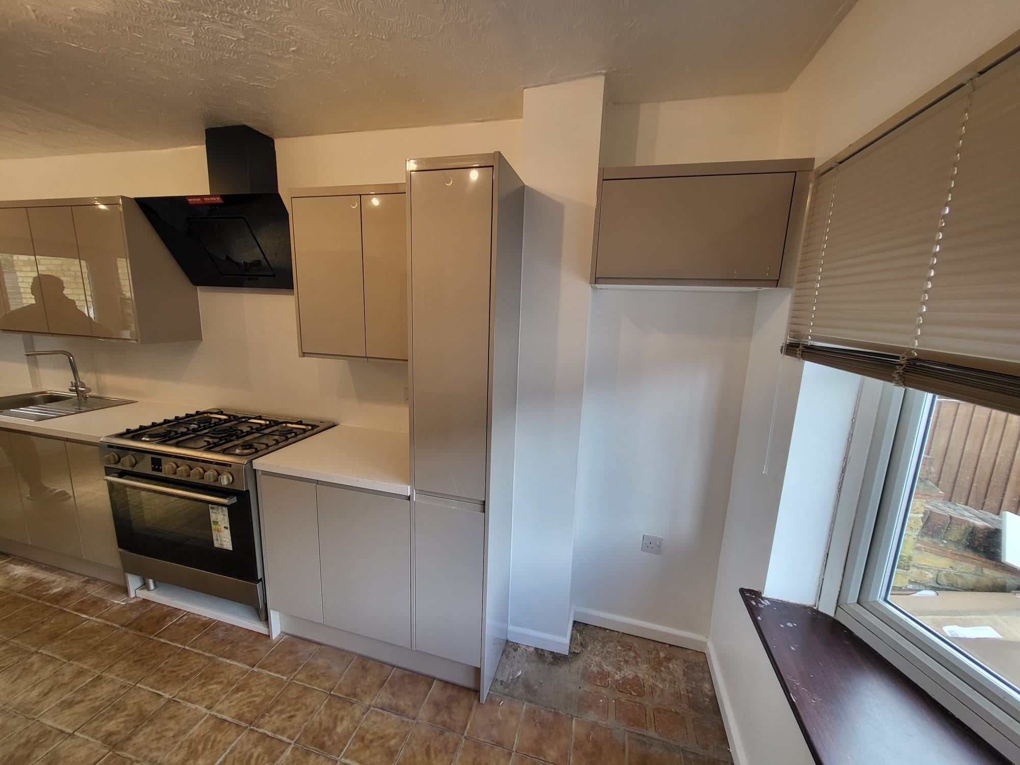 Lexon Building Services | Bedroom Fitter | Decking Installation | Kitchen Fitter | Painting and Decorating