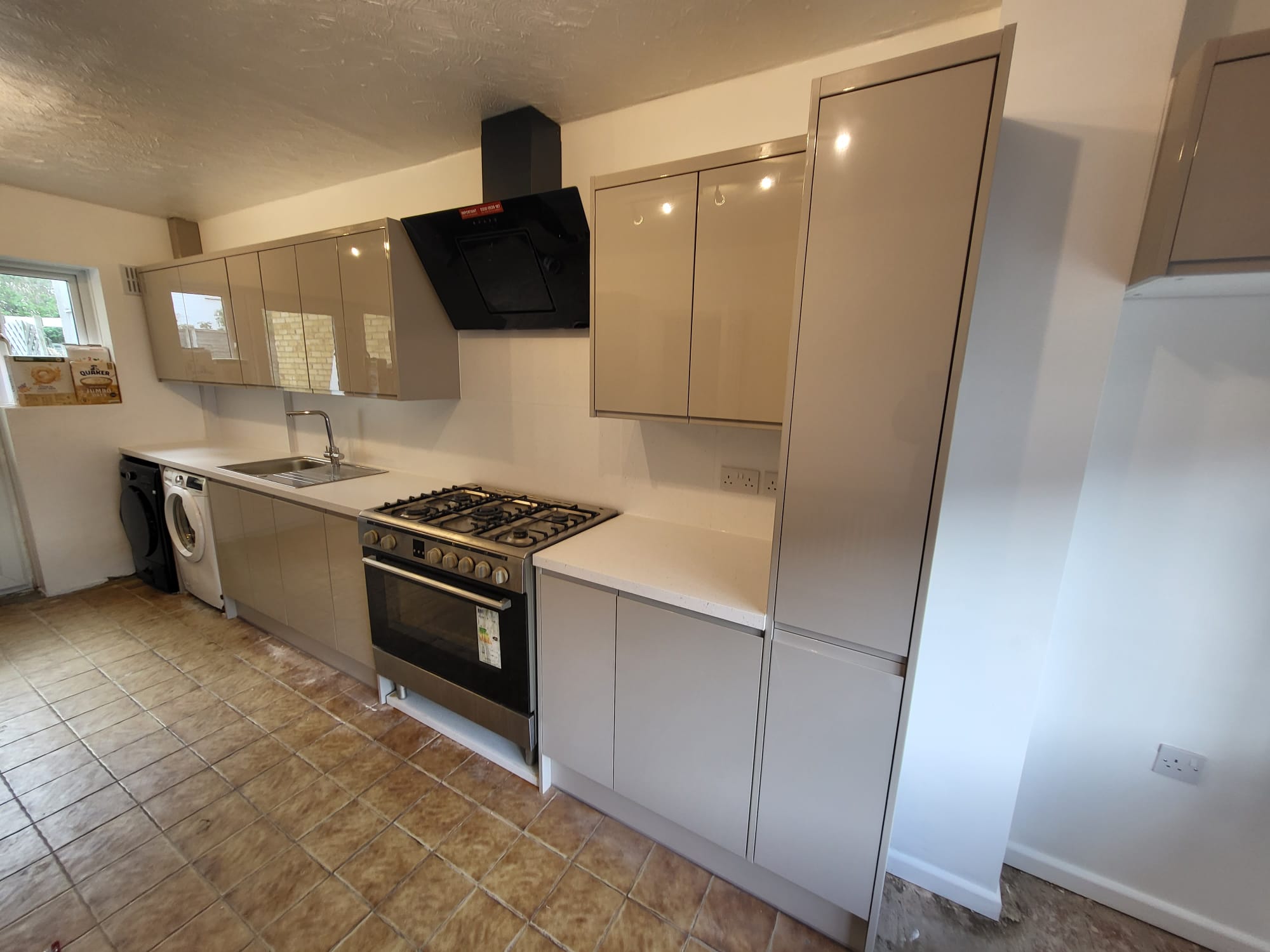 Lexon Building Services | Bedroom Fitter | Decking Installation | Kitchen Fitter | Painting and Decorating