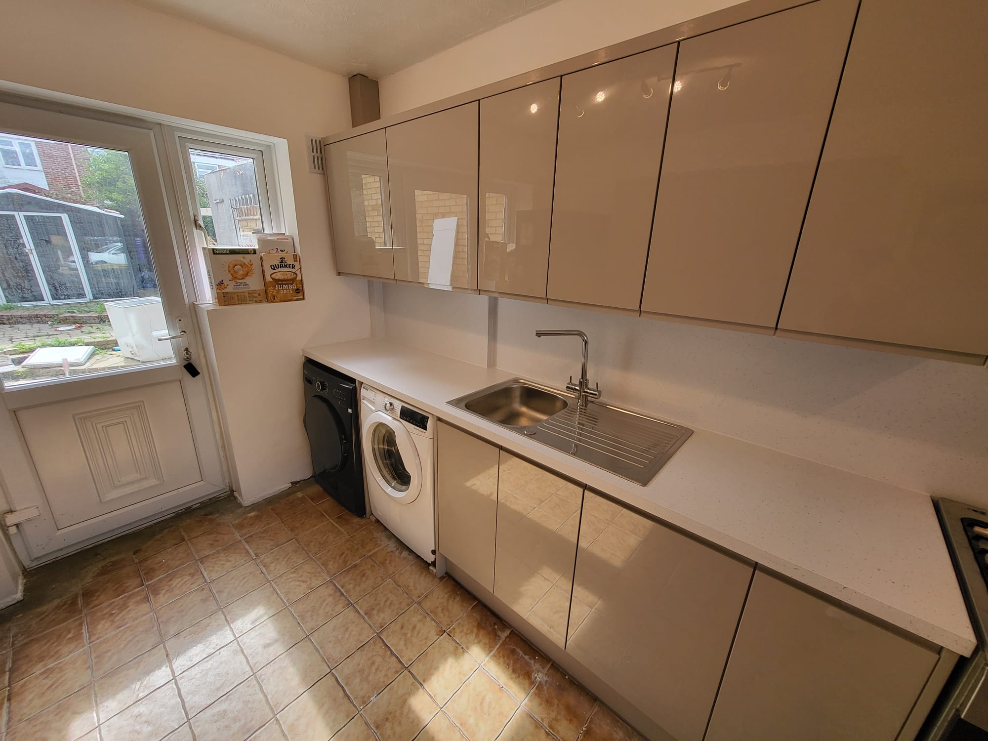 Lexon Building Services | Bedroom Fitter | Decking Installation | Kitchen Fitter | Painting and Decorating